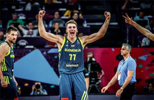 安永佳港队回来状态爆棚，一分钟进球？！新鹏城什么...（安永佳港队强势回归，开场一分钟闪击！新鹏城怎么了？）