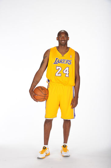 阿森纳主场遭维拉逆转，失去三分，表现不佳，球迷失望。（阿森纳主场被维拉翻盘，三分尽失，低迷表现令球迷沮丧）