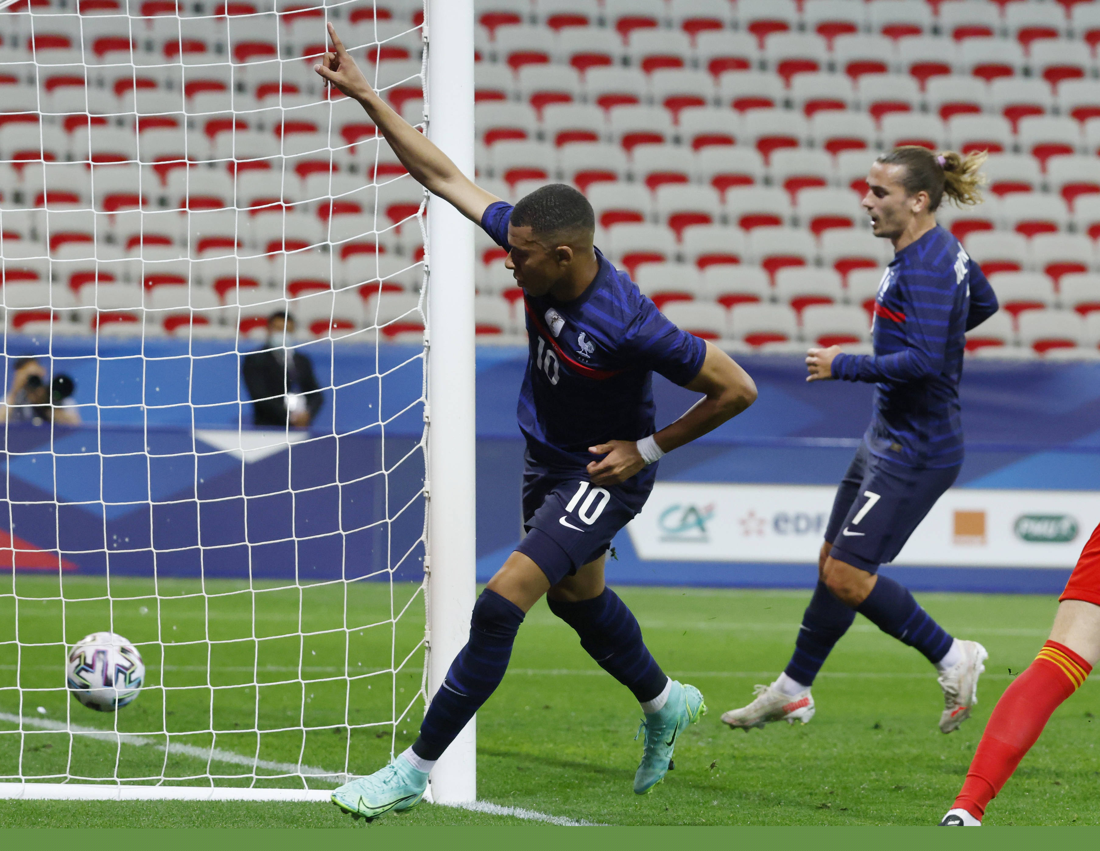 阿坎吉：为球队服务最重要；最想要队友的能力？泽林斯基的技术（阿坎吉：团队利益优先；若可选择队友特质，我想要泽林斯基的技术）