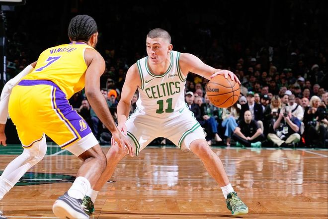 足球世界杯比赛用球曝光，设计引好评（世界杯官方比赛用球亮相，设计广受好评）