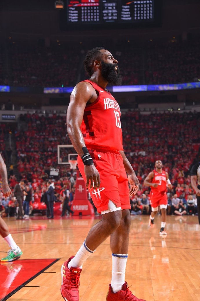 埃姆雷-詹：我们本有着很高的目标，但被淘汰了；赛季还很长（埃姆雷-詹：志向高远却遭淘汰，赛季仍漫长在前）