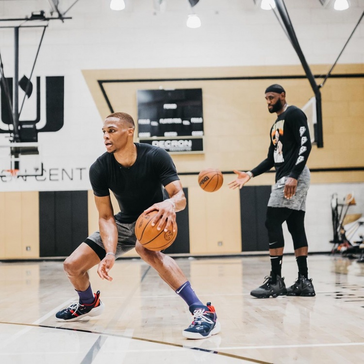 欧联杯八强抽签产生，多场恶战值得期待（欧联杯八强签位出炉，多场强强对话看点十足）