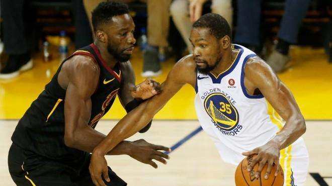 他没庆祝，却最冷静（不庆祝的他，最冷静）