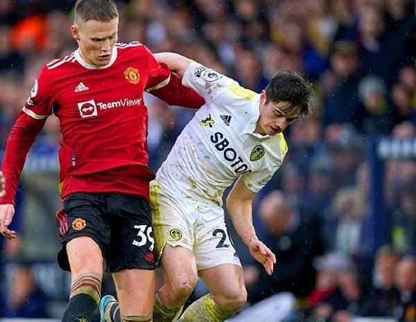 埃迪·豪：查洛巴对戈登的冲撞是明显的犯规，这是一粒点球（埃迪·豪：查洛巴撞倒戈登犯规明显，理应判点球）