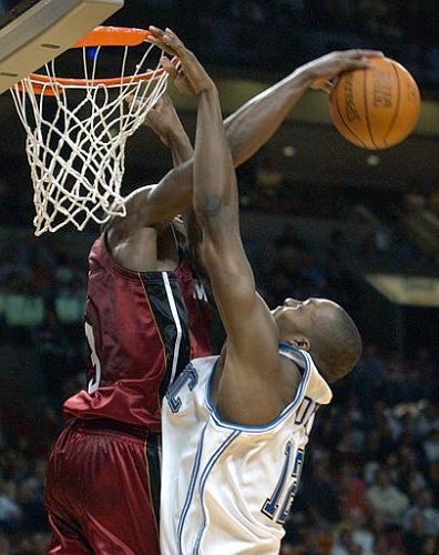 国米迎来6分之战！右路首发奥古弃攻主守，全面遏制对手两核心！（国米迎六分大战：右路首发奥古重防轻攻，全面压制对手双核）