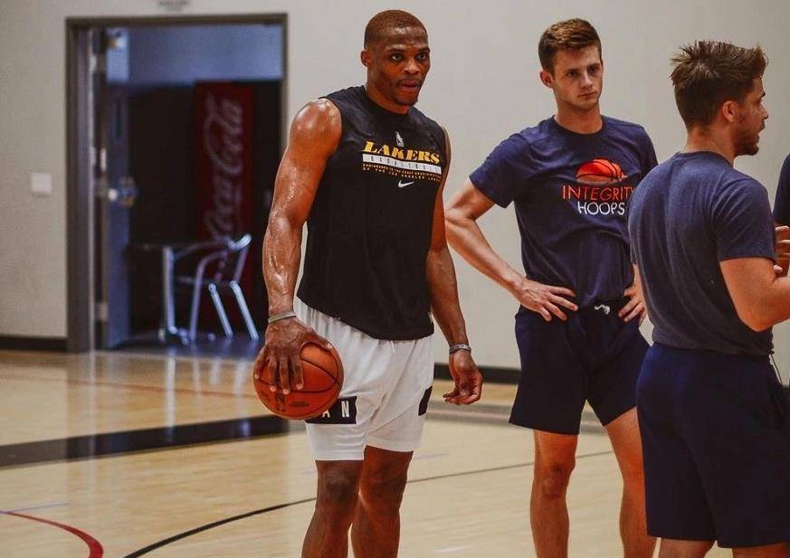 浙江副总：外援要了解中国足球；就算是国脚也不会随便开顶薪（浙江副总：外援需了解中国足球；即便是国脚也不轻易给顶薪）