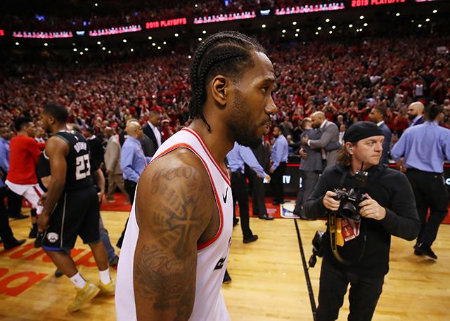 杜普兰蒂斯、特博戈两名巴黎奥运会金牌得主为摩纳哥vs巴黎开球（巴黎奥运金牌得主杜普兰蒂斯、特博戈为摩纳哥对巴黎比赛开球）